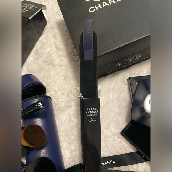 New Authentic Chanel Collection of 3 Essential Brushes, Compact, & Nail File. - Picture 7 of 7